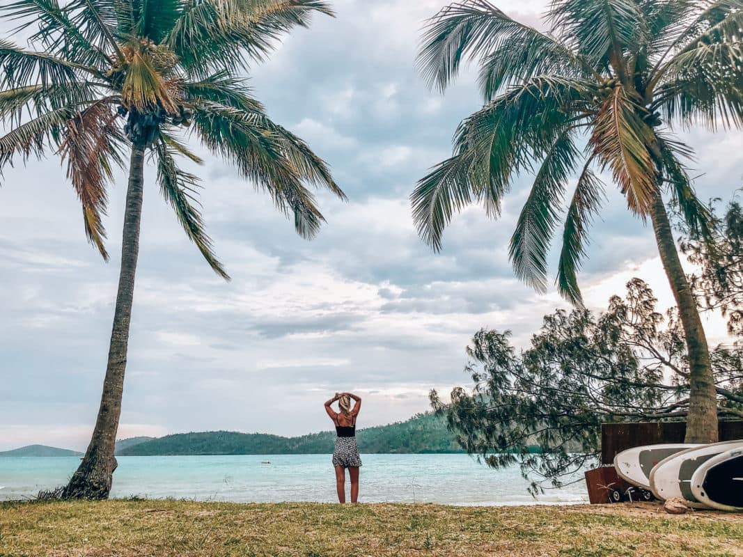 Hét hoogtepunt: Whitsunday Island
Dit is echt in 1 woord MAGISCH! Wat een geweldige trip en voor mij was dit veruit het hoogtepunt van de
reis. Ik zou ook echt aanraden om deze trip met ‘Ride to Paradise’ te doen met als opstap in Airlie Beach.
Alles is top geregeld en je komt er niks te kort. Het is een prachtig resort pal aan het water waar alleen
de mensen van de trip zitten dus je komt er echt tot rust. Er wordt heerlijk eten bereid gedurende de hele
trip en het is echt even luxe genieten van al het moois. Tijdens deze trip ga je met een boot langs diverse
spots om te snorkelen. Elke spot is weer anders en je komt er zo veel moois tegen, van kleine visjes zoals
Nemo tot reuzenschildpadden. De laatste stop was bij het paradijs op aarde namelijk Whitehaven Beach.
Hier vind je de witte stranden, blauw water en een oase van rust.
