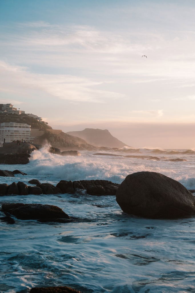 Zonsondergang tijdens een wandeling over de Sea Point Promenade