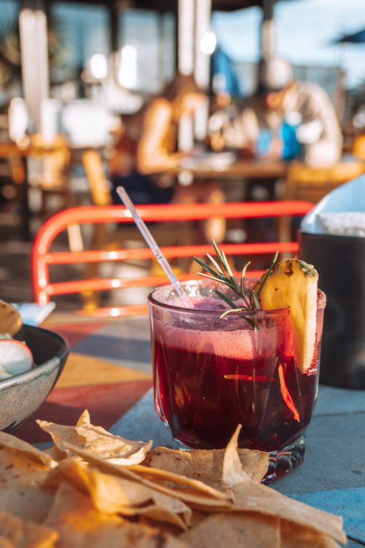 Cocktails drinken op een dakterras in Oaxaca