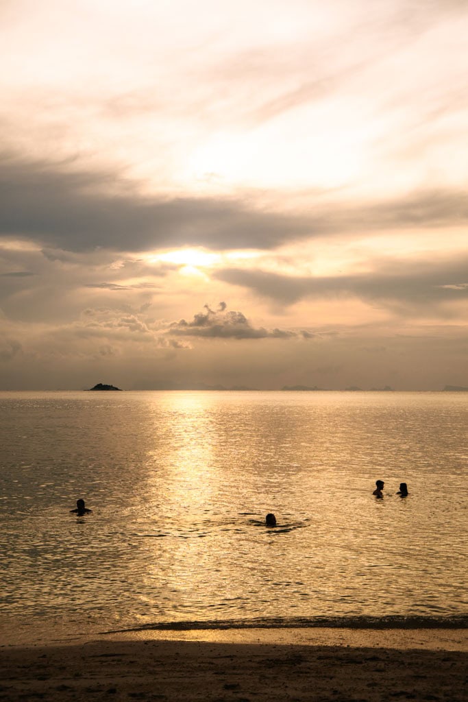Tip-voor-Koh-Phangan-is-om-de-zonsondergang-te-bekijken-bij-Zen-Beach