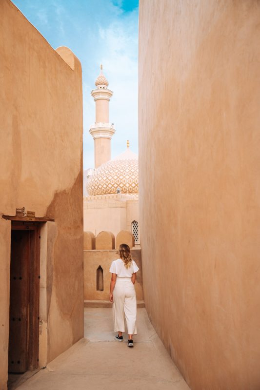 Wat voor kleding moet een vrouw dragen tijdens een reis door Oman?