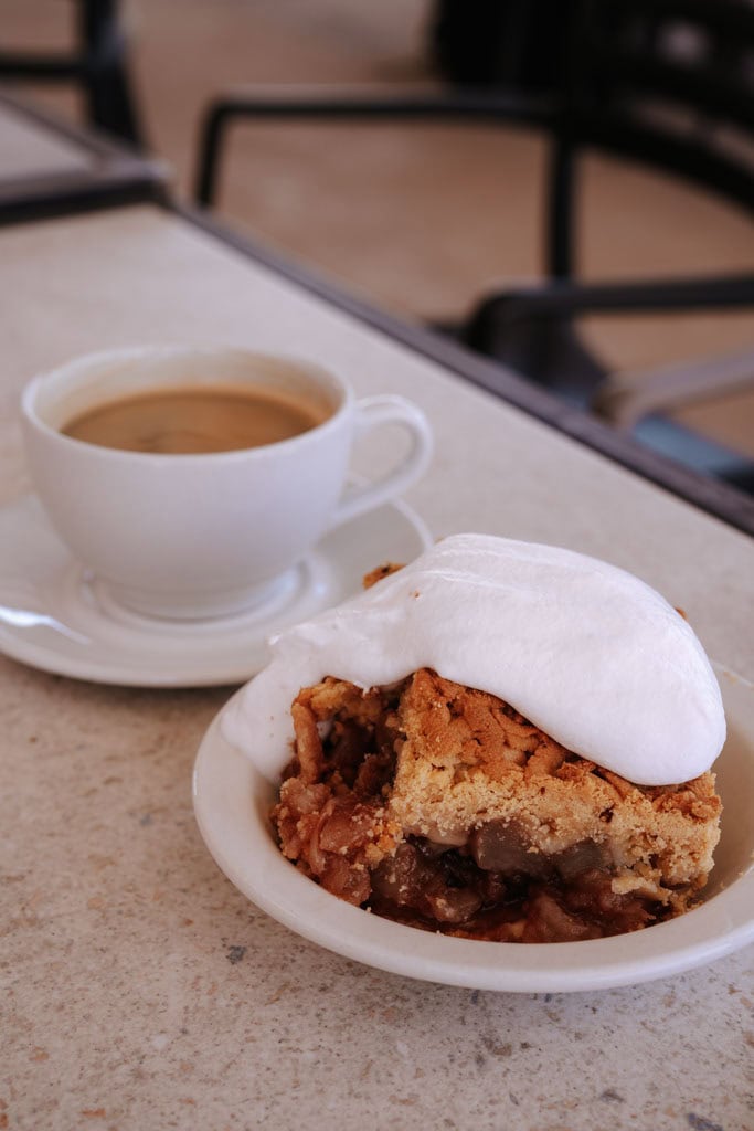 Appeltaart eten in Solitaire onderweg naar de Sossusvlei