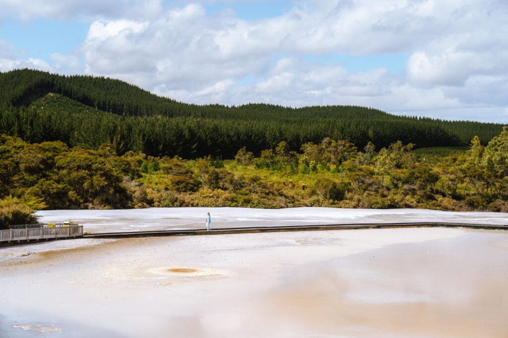 Wat te doen in Rotorua in Nieuw-Zeeland? Lees onze tips met bezienswaardigheden en leuke activiteiten in Rotorua.