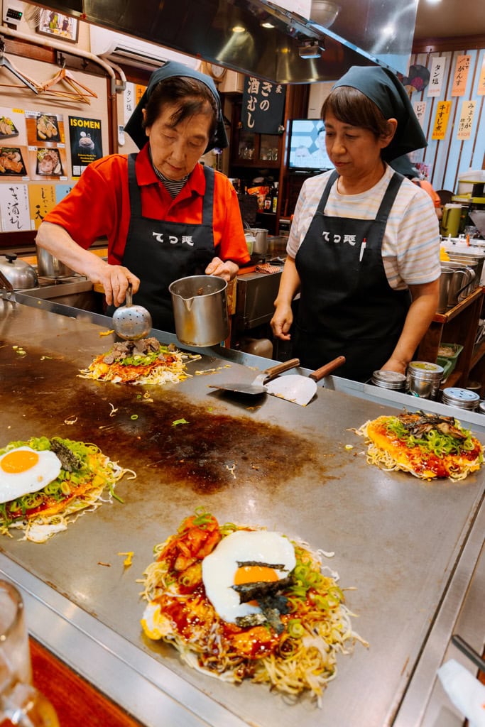 Tip Hiroshima: Okonomiyaki eten in 