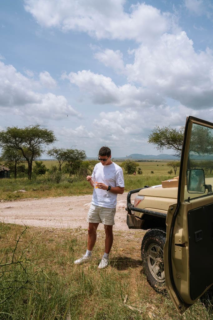 Picknicken tijdens een safari in de Serengeti in Tanzania 