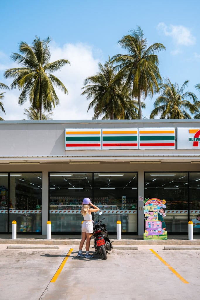 Scooter op Koh Samui voor de 7-eleven 