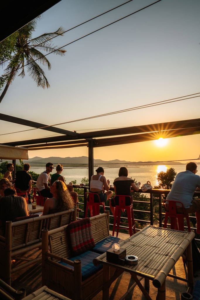 Zonsondergang bij de Hornbill bar op Koh Yao Noi Thailand